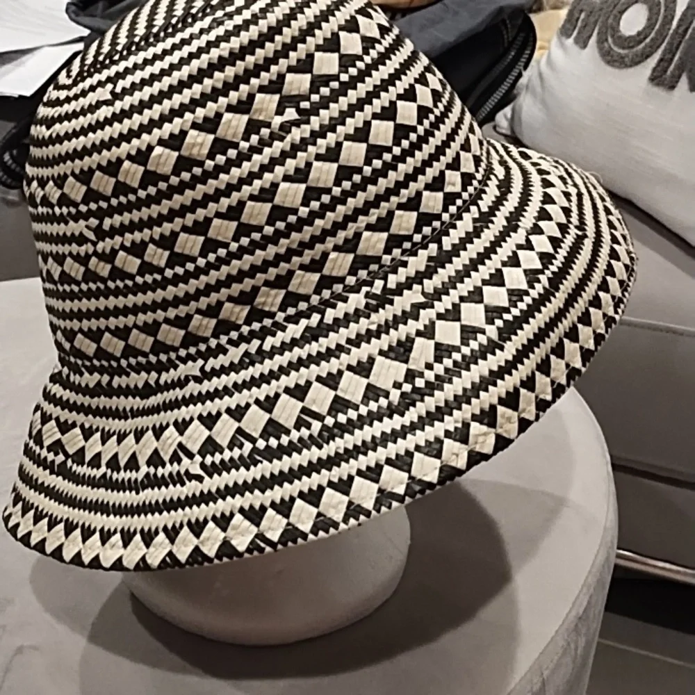 Women's straw bucket hat - Picture 3 of 8